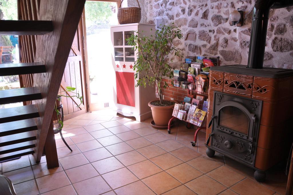 Hotel La Ferme Aux Abeilles Ambierle Exteriér fotografie