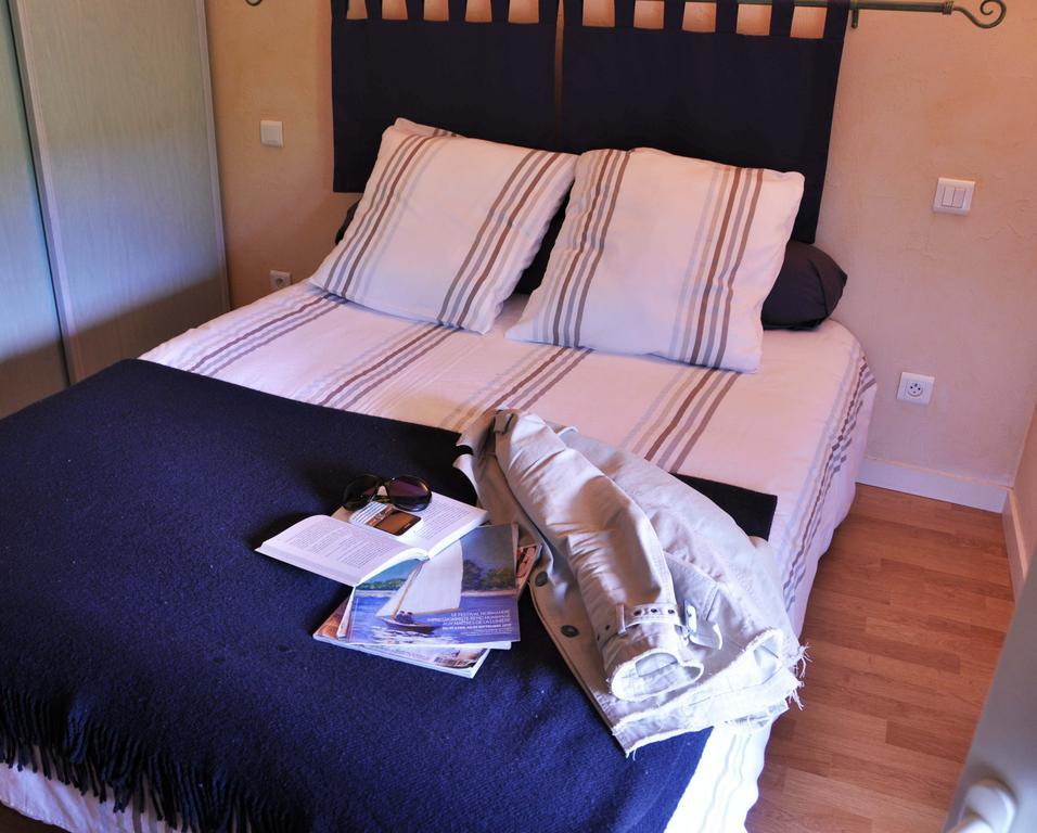 Hotel La Ferme Aux Abeilles Ambierle Pokoj fotografie