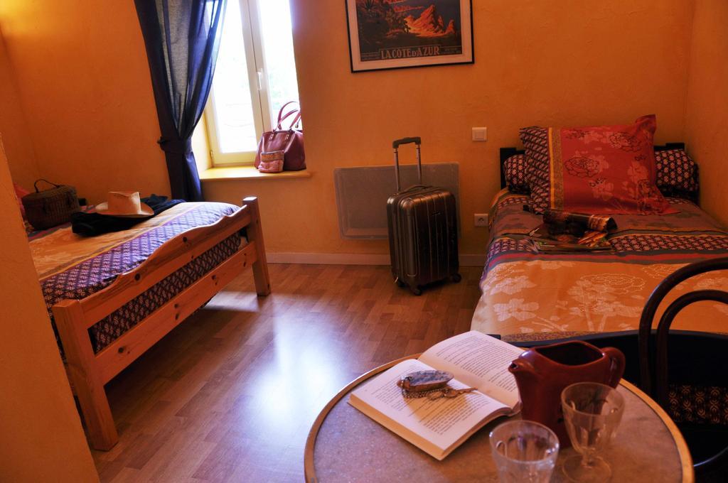 Hotel La Ferme Aux Abeilles Ambierle Pokoj fotografie