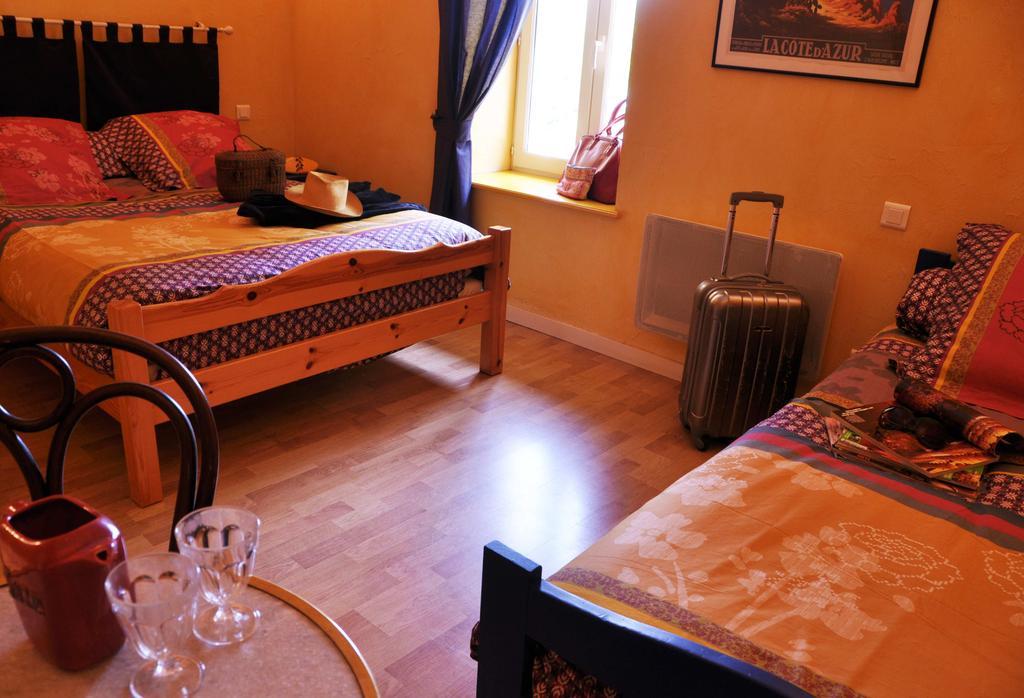 Hotel La Ferme Aux Abeilles Ambierle Pokoj fotografie